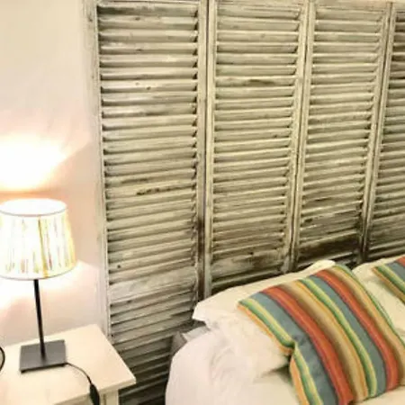Flat In Historic Neighbourhood Διαμέρισμα *